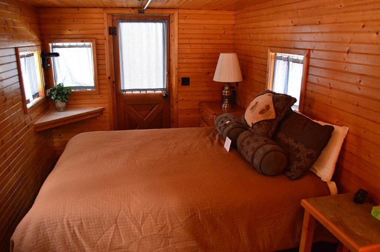 Queen bed in Green Caboose - Cabin Rentals in Glacier
