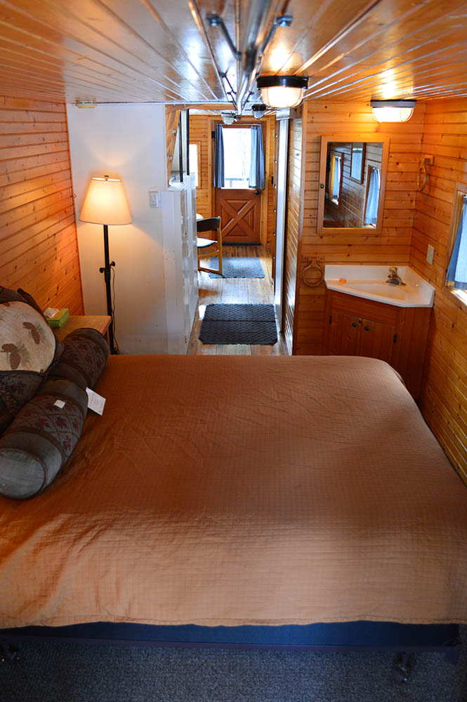 Queen bedroom in Green Caboose - Cabin Rentals in Glacier