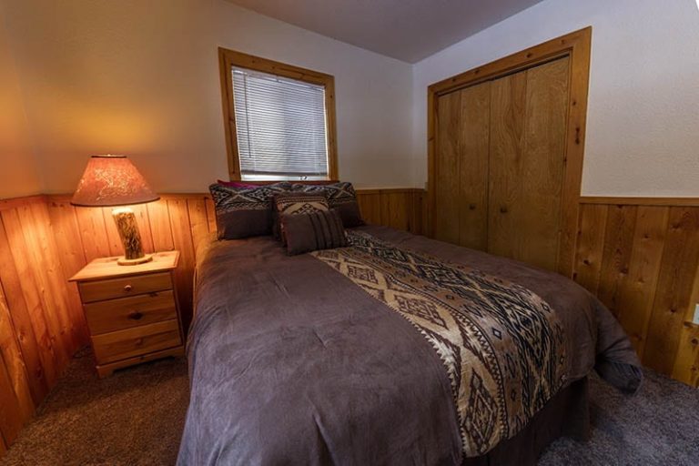 Queen bed in Walton House - Vacation Rentals Glacier National Park