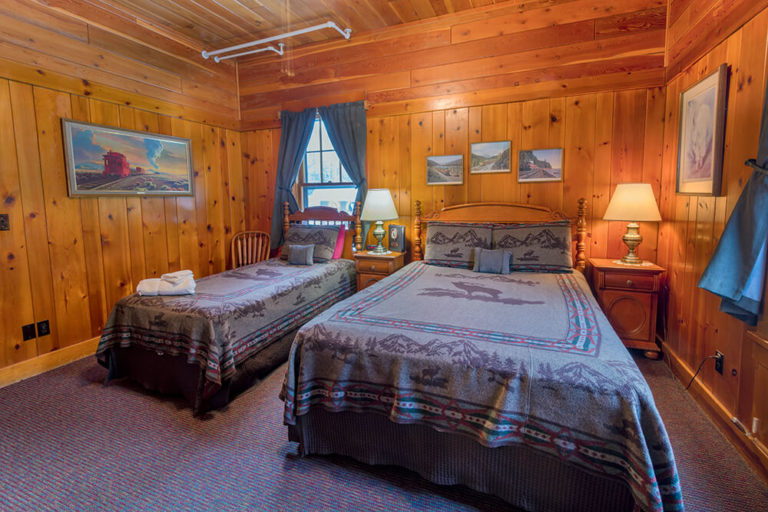 Twin and queen bedroom - Hotels near Glacier National Park