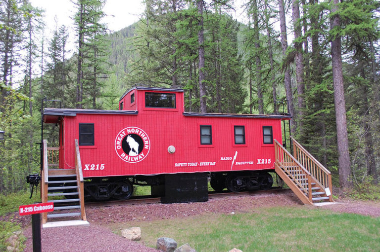 Luxury red caboose - Cabin Rentals in Glacier
