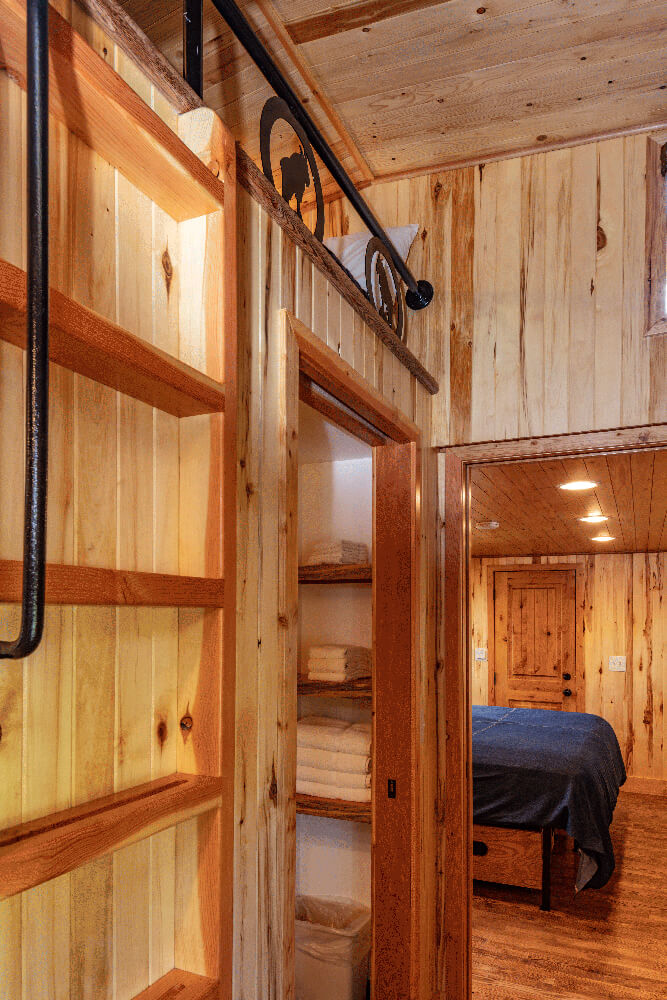 Luxury red caboose loft - Cabin Rentals in Glacier