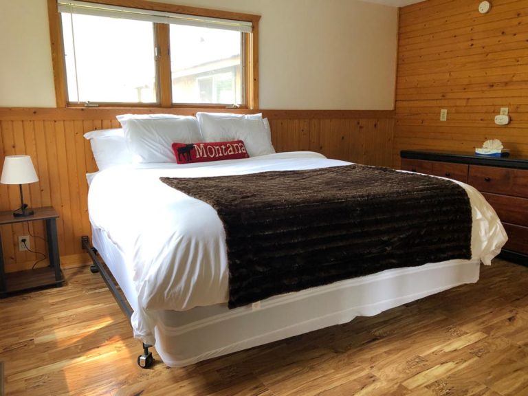 Cottage house queen bed located at Izaak Walton Inn - Vacation rentals Glacier National Park
